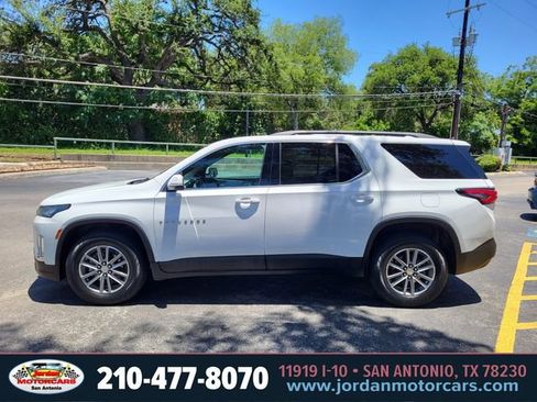 Used 2023 Chevrolet Traverse LT FWD image 2