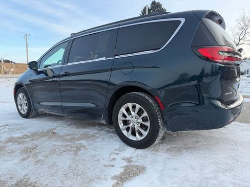 Used 2022 Chrysler Pacifica Touring-L image 10
