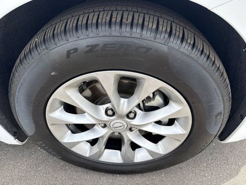 Used 2026 Chrysler Pacifica Limited FWD image 33