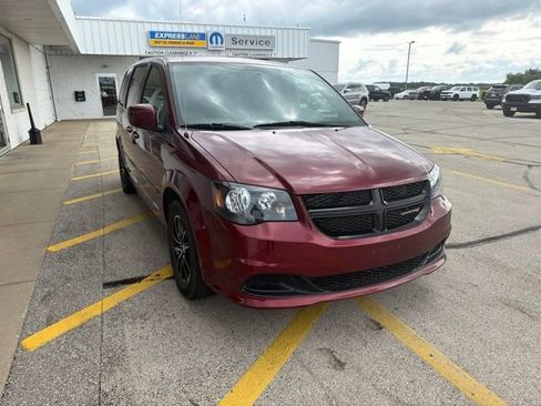 Used 2017 Dodge Grand Caravan SE FWD image 2
