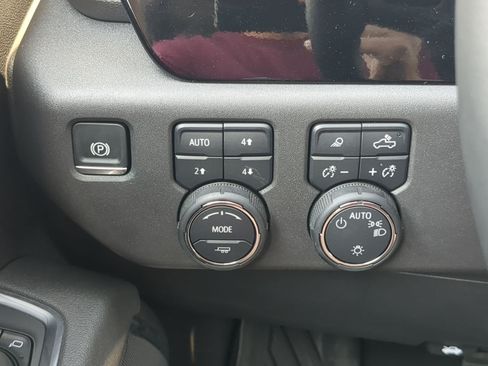 Used 2025 Chevrolet Silverado 1500 LT AWD/4WD image 17