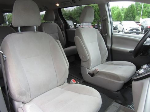 Used 2020 Toyota Sienna L FWD image 18