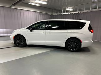 New 2026 Chrysler Pacifica Select video 4