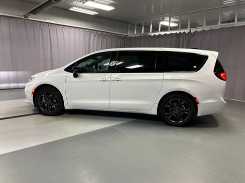 New 2026 Chrysler Pacifica Select image 4