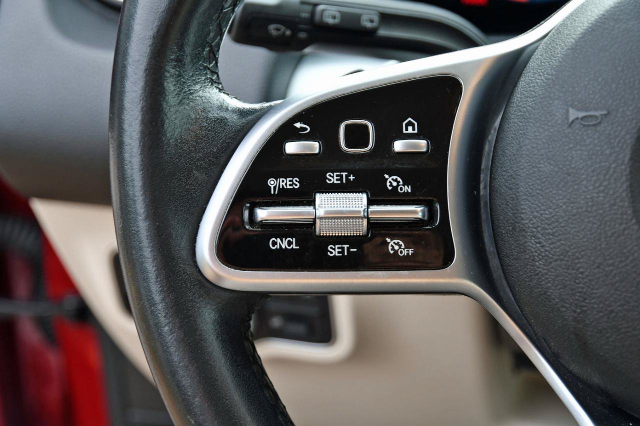 Used 2022 Mercedes-Benz GLB 250 w/ Premium Package image 9