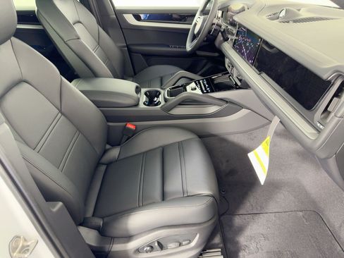 Certified 2026 Porsche Cayenne E-Hybrid Coupe AWD/4WD image 30