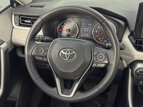 Used 2022 Toyota RAV4 XLE Premium image 19