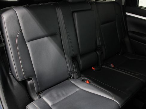 Used 2018 Toyota Highlander XLE AWD/4WD image 24
