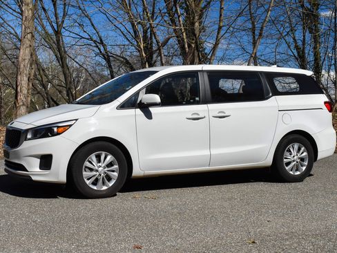 Used 2018 Kia Sedona L image 2