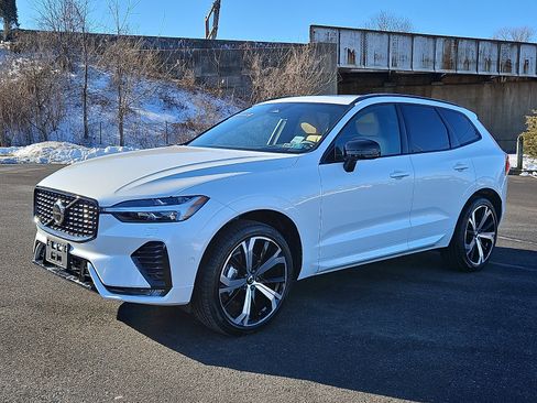 Certified 2024 Volvo XC60 B5 Ultimate w/ Protection Package Premier image 3