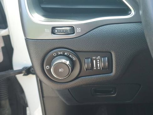 Used 2020 Jeep Cherokee Latitude Plus AWD/4WD image 23