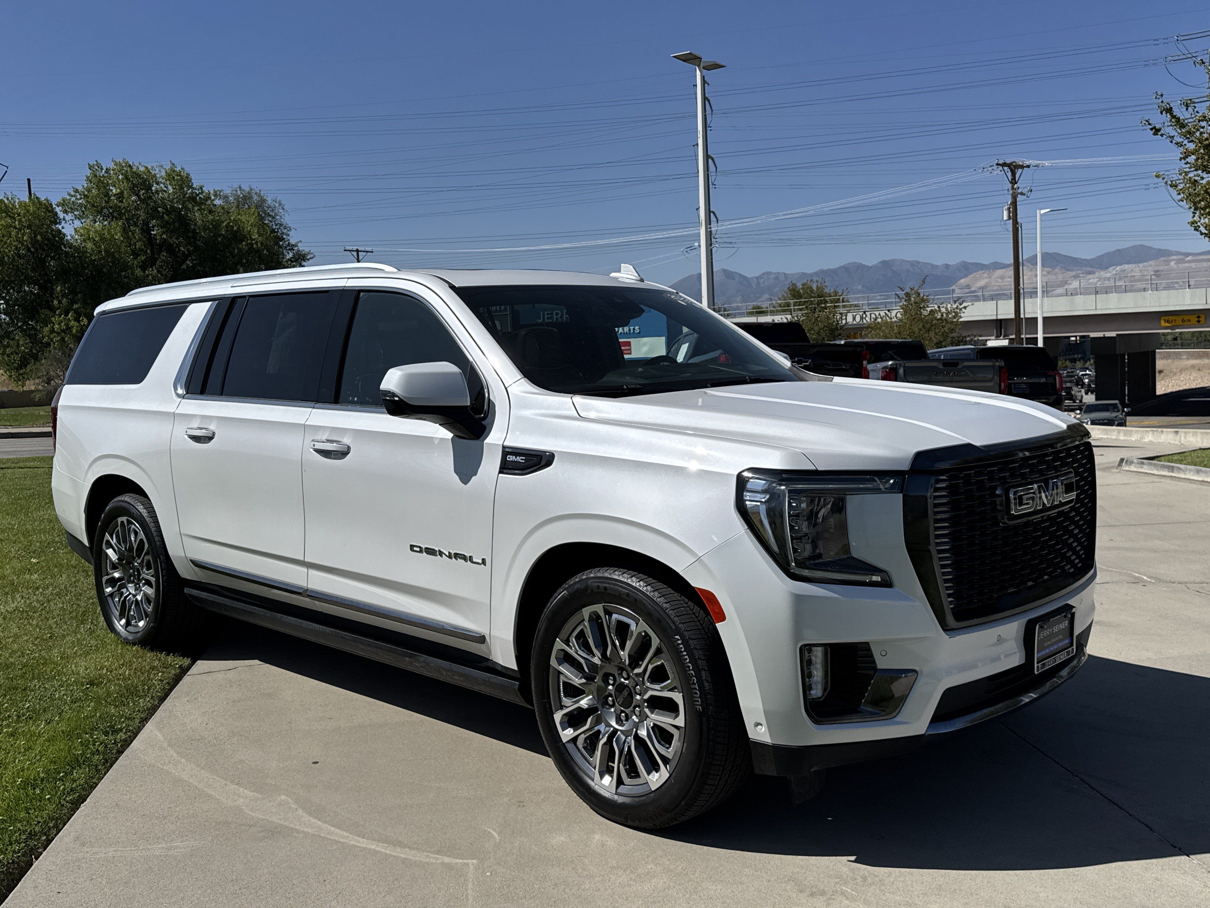 Used 2023 GMC Yukon XL Denali Ultimate AWD/4WD image 7