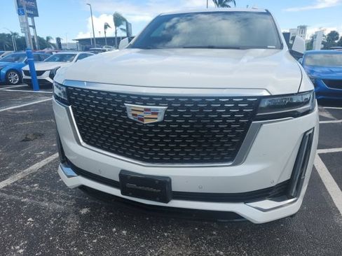 Used 2022 Cadillac Escalade Luxury w/ LPO, Illumination Package RWD image 3