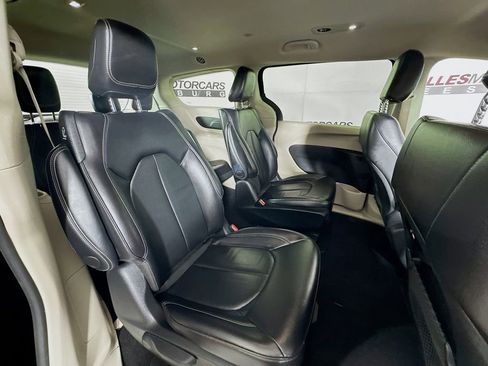 Used 2022 Chrysler Pacifica Touring-L FWD image 28