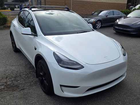 Used 2025 Tesla Model Y Long Range RWD image 3