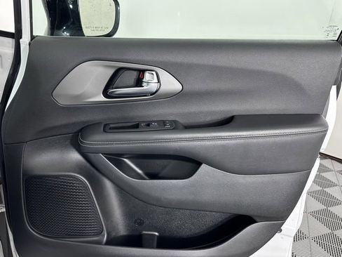 Used 2025 Chrysler Pacifica Select image 28