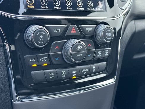 Used 2019 Jeep Grand Cherokee Laredo image 22