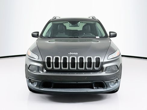 Used 2018 Jeep Cherokee Latitude Plus w/ Trailer Tow Group FWD image 2