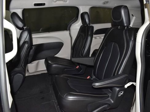 Certified 2024 Chrysler Pacifica Touring-L image 30