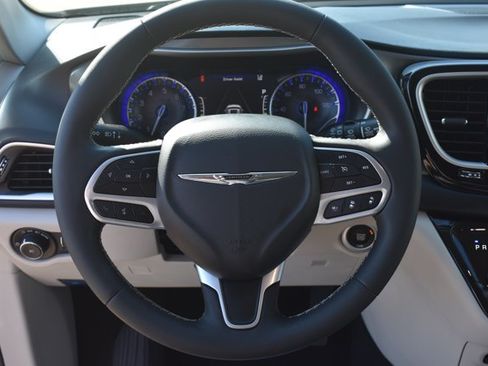 Used 2023 Chrysler Pacifica Touring-L FWD image 20