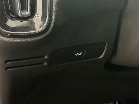 Used 2025 Volvo XC40 B5 Core image 17