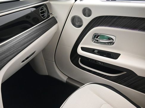Used 2025 Rolls-Royce Spectre w/ Spectre Launch Package AWD/4WD image 19
