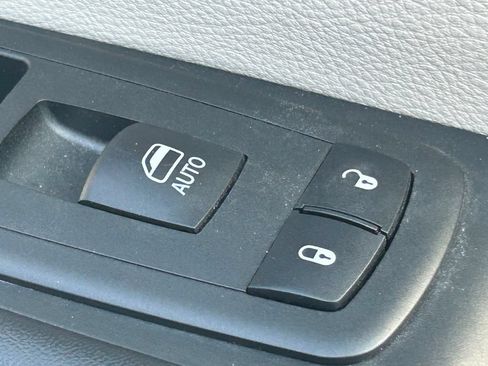 Used 2018 Chrysler Pacifica Touring-L FWD image 38