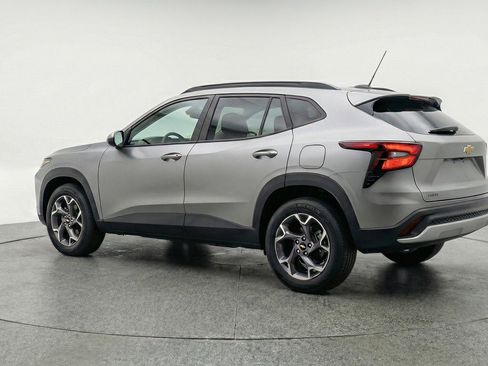 Used 2025 Chevrolet Trax LT FWD image 6