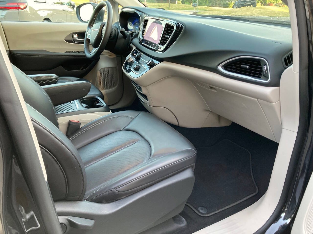 Used 2023 Chrysler Pacifica Touring-L FWD image 8