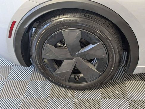 Used 2025 Toyota Prius LE FWD image 9