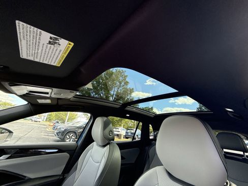 New 2025 Volkswagen Tiguan SE R-Line image 23