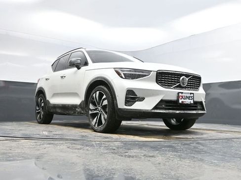 Used 2023 Volvo XC40 B5 Ultimate w/ Protection Package Premier image 42