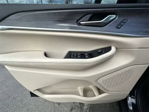 Used 2023 Jeep Grand Cherokee L Limited w/ Luxury Tech Group II image 19