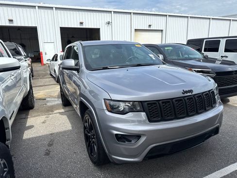 Used 2019 Jeep Grand Cherokee Altitude AWD/4WD image 3