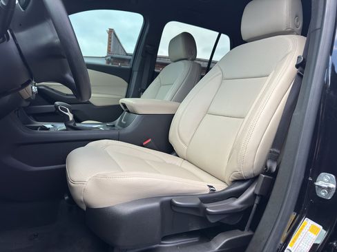Used 2023 Chevrolet Traverse LS FWD image 14