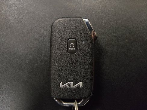 Used 2022 Kia Telluride LX FWD image 32