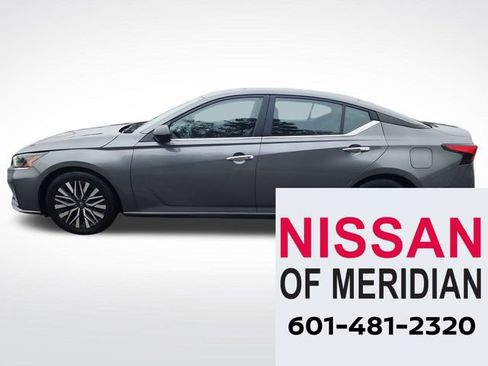 Used 2024 Nissan Altima 2.5 SV image 2