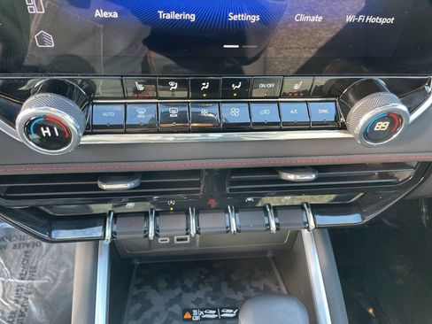 Used 2024 Chevrolet Colorado Z71 w/ Z71 Convenience Package 2 image 18