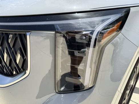 Used 2025 Kia Carnival EX FWD image 13