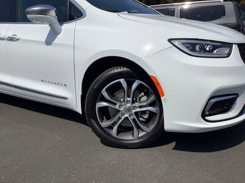 Used 2024 Chrysler Pacifica Pinnacle image 3