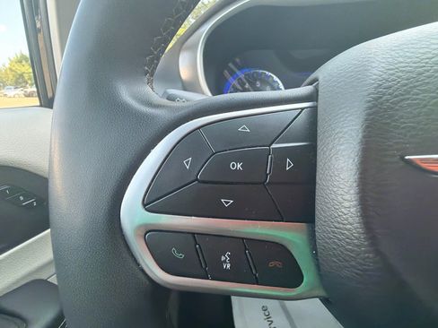 Used 2024 Chrysler Pacifica Touring-L FWD image 21