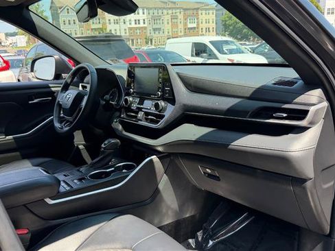 Used 2022 Toyota Highlander XSE FWD image 14