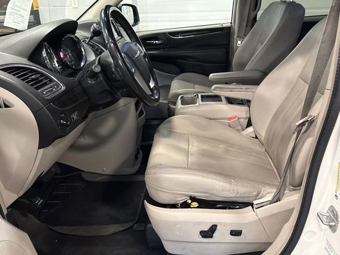 Used 2013 Chrysler Town & Country Touring FWD image 6