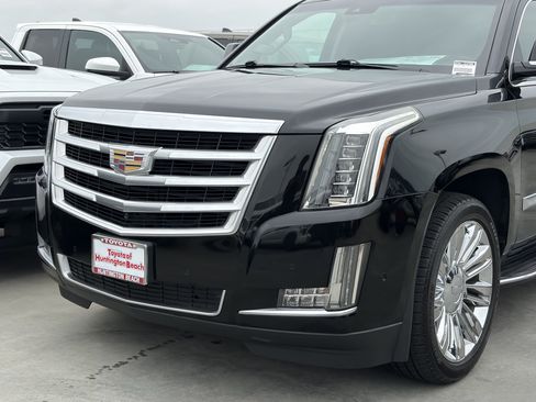 Used 2019 Cadillac Escalade Luxury AWD/4WD image 7