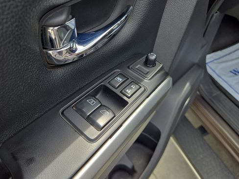 Used 2017 Nissan Titan SV AWD/4WD image 13