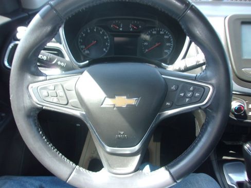 Used 2018 Chevrolet Equinox LT FWD image 9