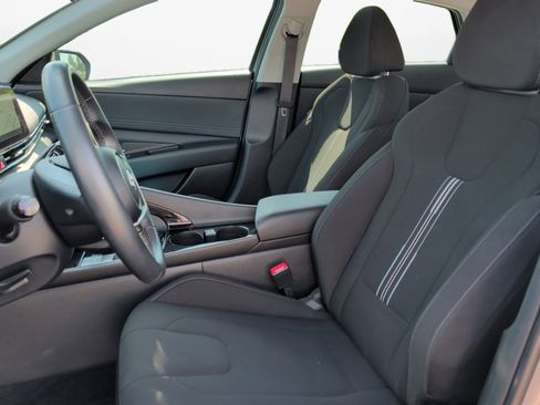 Used 2023 Hyundai Elantra SEL w/ Convenience Package image 9