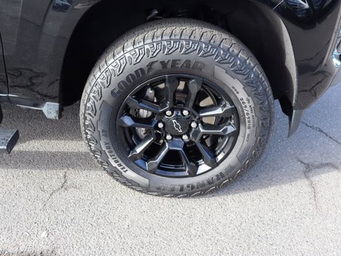 Certified 2025 Chevrolet Colorado Z71 w/ Midnight Edition image 38