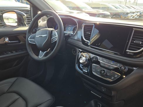 New 2026 Chrysler Pacifica Select image 7