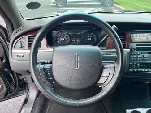 Used 2008 Lincoln Town Car Executive RWD image 31